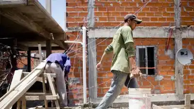 14 meses de caída del empleo formal: el dato que golpea a la industria, la construcción y el comercio