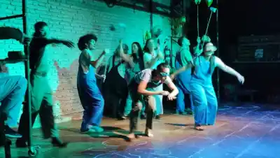 Diez actores, objetos rotos y una sola pregunta: qué pasa cuando el teatro se mete en el agua