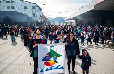 Ushuaia sopló 142 velas y la avenida Maipú se tiñó de fiesta