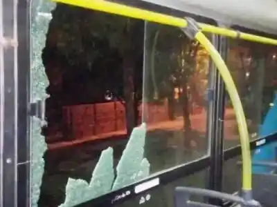 Se negó a pagar el boleto, escupió al chofer y el martillo de emergencia terminó en la puerta del colectivo