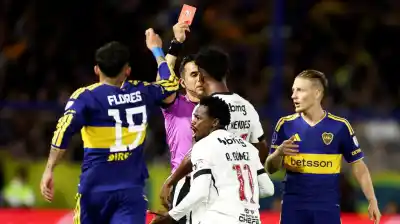 Dos amarillas en un minuto: la furiosa reacción del colombiano que dejó a Vasco con diez en la Bombonera