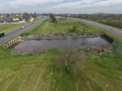 Máquinas pesadas llegaron al Arroyo Quiroga: el operativo que busca evitar anegamientos en Ituzaingó