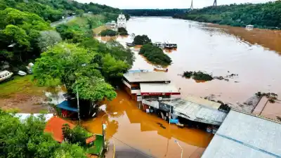 El río se llevó las barandas de la pasarela y un puente clave quedó a metros del límite