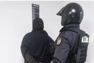 Un venezolano pidió ayuda junto al canal y la policía salió a buscarlo: lo atraparon en Villa Griselda con la mochila
