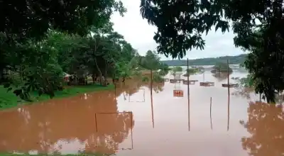 El río no da tregua en Misiones: evacuaron una dependencia de Prefectura y ya no se puede cruzar a Paraguay