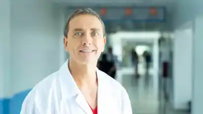 El médico que Favaloro llamaba cada noche y hoy hace una cirugía que muy pocos dominan en el mundo