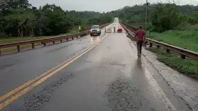 El puente que no pueden cruzar: la Ruta 12 sigue cortada y hay tres pueblos aislados