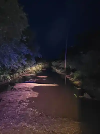 El arroyo Garupá sigue desbordado y hay un camino vecinal que no se puede cruzar