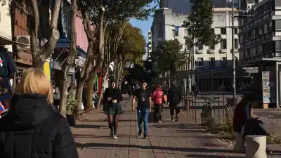 Rosario se llena de arte y descuentos: la peatonal que promete revolucionar el Día de la Madre