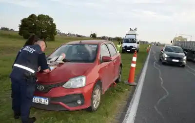 Un profesor bajó a cambiar una cubierta y lo que pasó después dejó a todos en shock