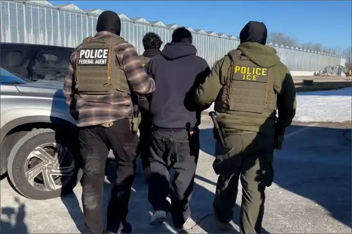 El ICE apura la máquina: quiere 3.000 detenciones por día y ya movió las reglas de los controles vehiculares