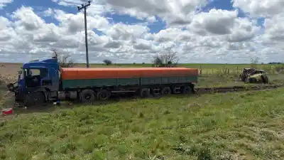 Un camión embistió a un tractor en la Ruta 18: el conductor quedó atrapado entre los hierros