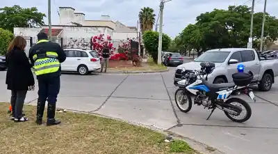 Una camioneta y un auto chocaron en El Huaico: la rueda terminó adentro de la carrocería