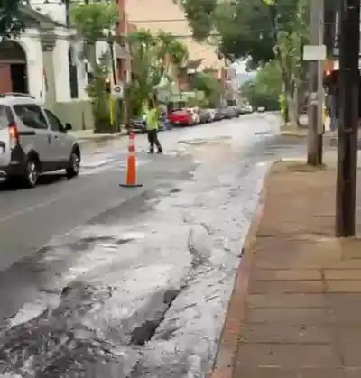 Otra vez se rompió un caño de agua en pleno centro: la calle que quedó reducida y los desvíos