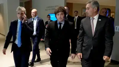 Milei viaja a EE.UU.: la foto que busca y la pelea que deja abierta en Diputados