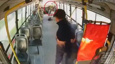 Subió al colectivo con una llave francesa y la emprendió a golpes contra otra pasajera: "esto es para que la pongas pilla a tu hermana"