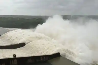 Itaipú abrió más compuertas y el agua ya corre hacia Misiones y Corrientes