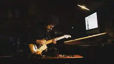 Raly Barrionuevo llega a la Patagonia con un disco que nació de un pintor coreano