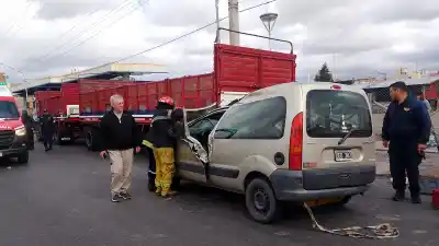 Chimbas: quedaron atrapados en la Kangoo tras chocar contra un camión estacionado