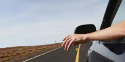 El gesto que parece inofensivo al volante y que podría estar poniendo en riesgo tu vida