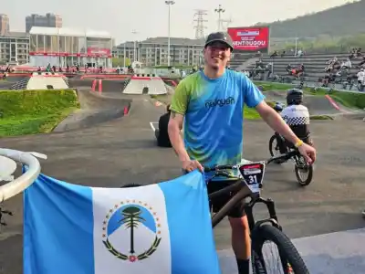 El neuquino que viajó a China con su bici para representar al país en un mundial