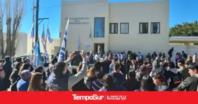 La docente Adriana Mansilla llegó a la audiencia y los gremios coparon la Cámara Criminal