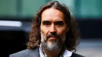 Arrancó el juicio contra Russell Brand: la fiscal lo llamó "despiadado, calculador y voraz"
