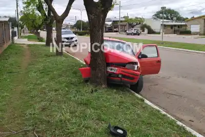 Manejaba con la presión alta, perdió el control y su acompañante murió en Miguel Cané