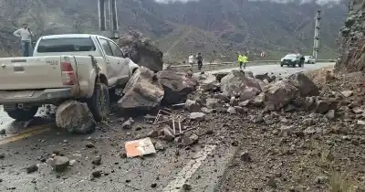 Una camioneta chilena quedó en medio de la lluvia de piedras en la ruta a Chile: el dato que complica a todos