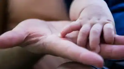 Un matrimonio adoptó a un bebé con una enfermedad terminal: la jueza tomó una decisión que lo cambió todo