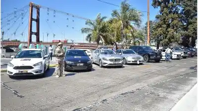 Antes de rematarlos, sacan a la calle los autos y lanchas del delito: dónde verlos