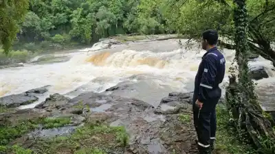 El Tabay corre con una fuerza inusual en Jardín América, pero hay un detalle que obliga a mirar el agua con cuidado