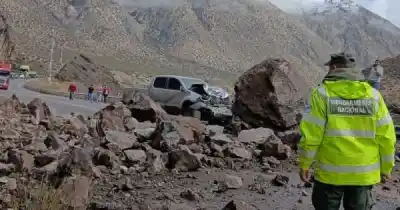 Una roca gigante le cayó encima a una camioneta en Alta Montaña: el conductor se salvó de milagro