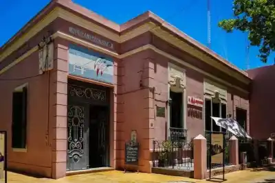 Una muestra floral solidaria llega a la Alianza Francesa: el destino de lo recaudado