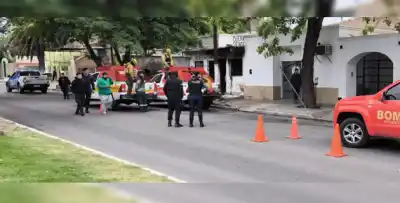 Bomberos sofocaron un incendio en una estructura abandonada de la capital