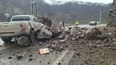 Una roca gigante aplastó su camioneta en la Ruta 7: qué pasó con el conductor