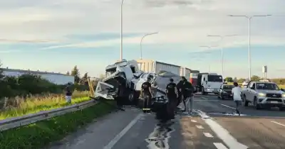 Choque en cadena dejó a un conductor atrapado: lo que encontraron al llegar los bomberos