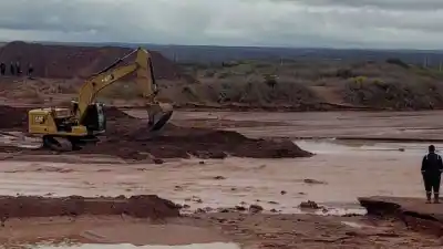 Vaca Muerta: la ruta que usan los petroleros sigue tapada de agua y hay operarios que durmieron en el yacimiento