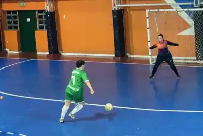 Maia Gatica firmó un triplete y Camioneros no tuvo piedad en el clásico de futsal