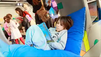 Se meten en el agujero de la O y no quieren salir: el rincón de la Feria del Libro que se llevó todas las miradas