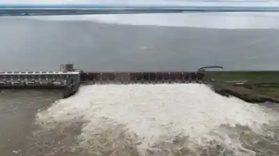 El río venía tranquilo, hasta que la represa abrió sus compuertas tras tres años