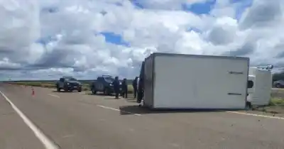 Volcó un camión en la Ruta 7 y el conductor tomó una decisión que llamó la atención