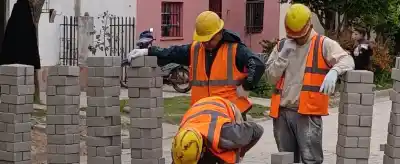 Villa Dolores: la calle Cané de Barrio Parque ya muestra sus últimos adoquines