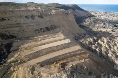 Comodoro: vuelven las máquinas al Cerro Hermitte y meten mano en la Ruta 39