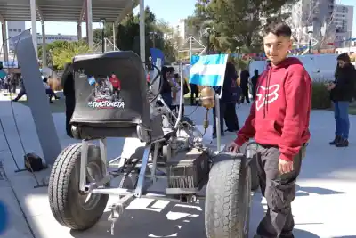 Con 14 años armó un tractor con chatarra de un tornado y ya sueña con manejarlo desde el celular