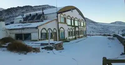 La primavera se congeló en Ullum: las montañas amanecieron nevadas
