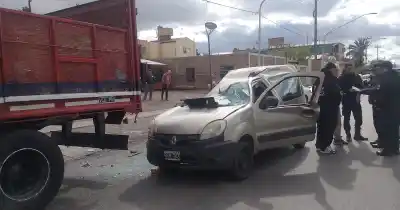Iban en una Kangoo por Chimbas y terminaron atrapados dentro del vehículo
