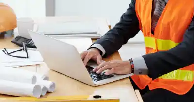 Cobraba cursos mineros que debían ser gratis: la plata terminaba en dos cuentas personales