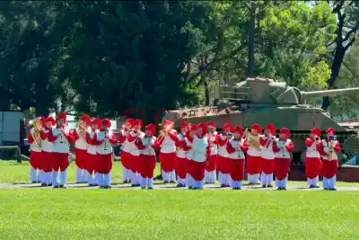 Paraná: la banda militar sorprendió con uniformes de época en el 90° aniversario de la II Brigada Blindada