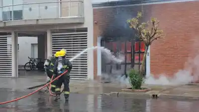 Se incendió un auto dentro de un garaje en General Pico: los vecinos escucharon explosiones